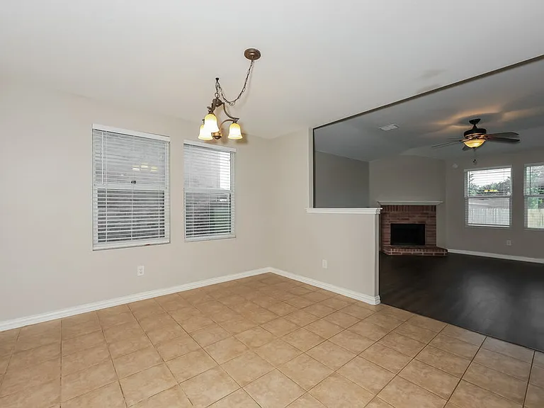 573 Creekbend St — Photo 6