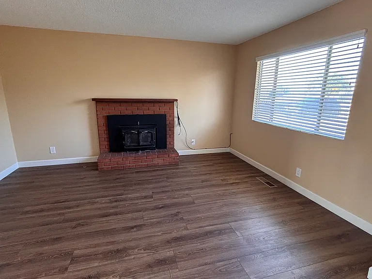 10449 Pioneer Ave — Photo 7