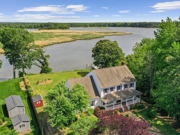 325 Cat Point Dr, Warsaw, VA 22572