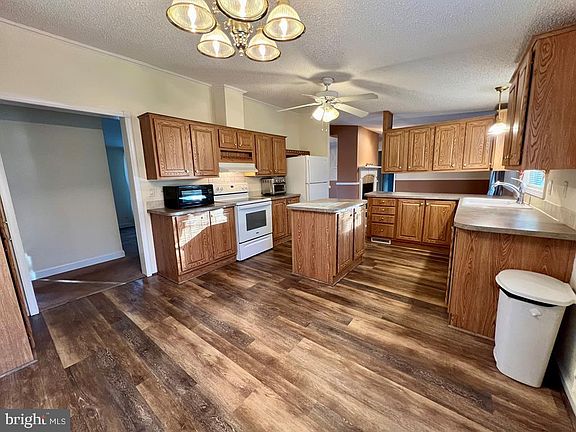 5th image of 2203 Luttrellville Ln