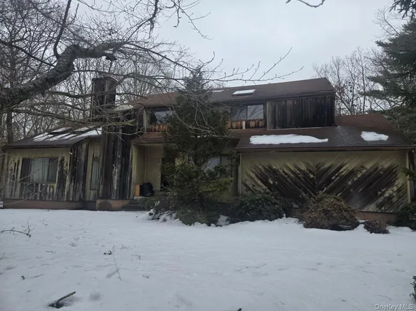 9 Haney Court, Manorville, NY 11949