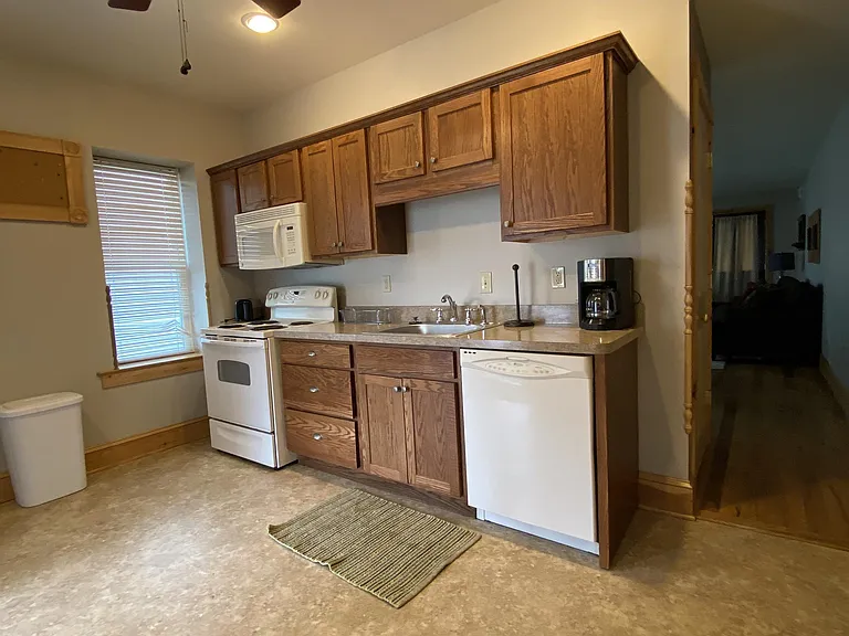 1138 Memorial Ave — Photo 5