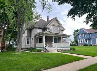 18 Richards St #A, Geneva, IL 60134