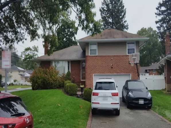 72 Ridge Dr, Westbury, NY 11590