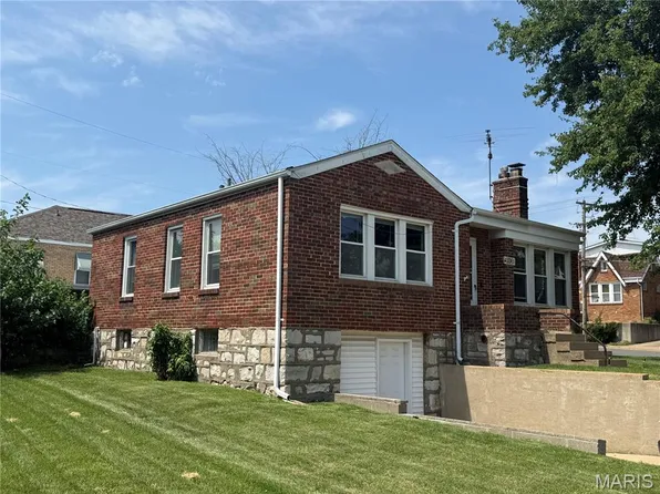9101 Flores Dr, Saint Louis, MO 63123
