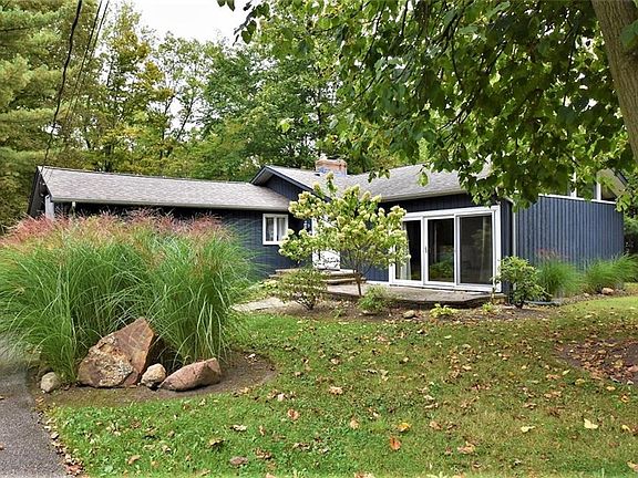 2nd image of 134 Lakeview Ln