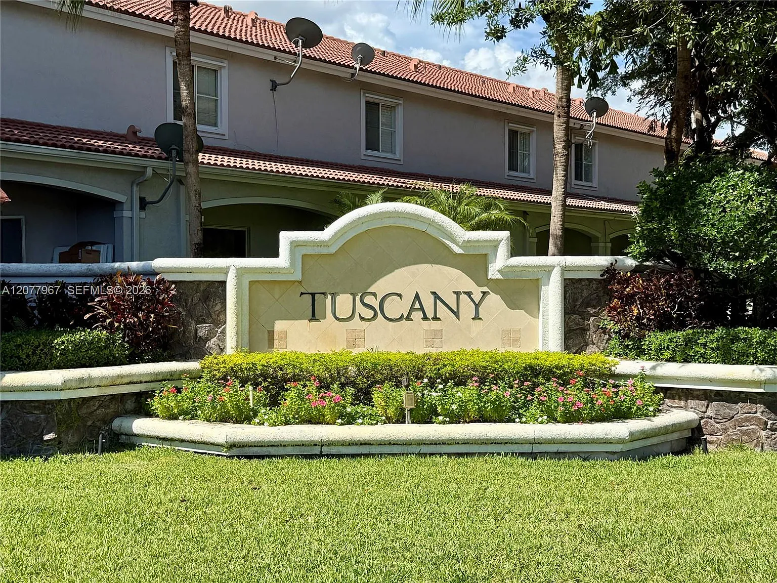 Tuscany No 2 Condo — Photo 1