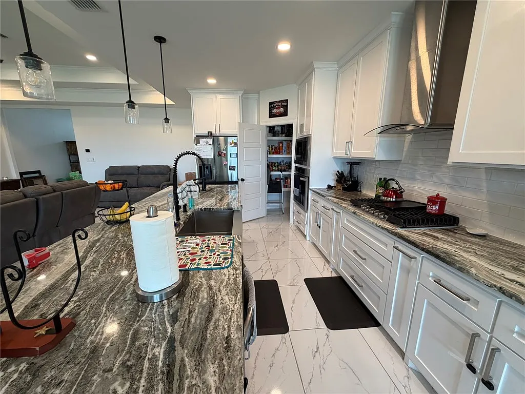 4 bed, 3.0 bath, 2338 sqft, $3,000 — Photo 4