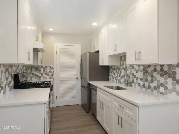 2 Elizabeth Ct, Tinton Falls, NJ 07724