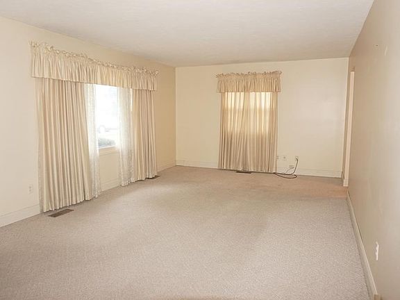 5th image of 2670 Onaota Ave