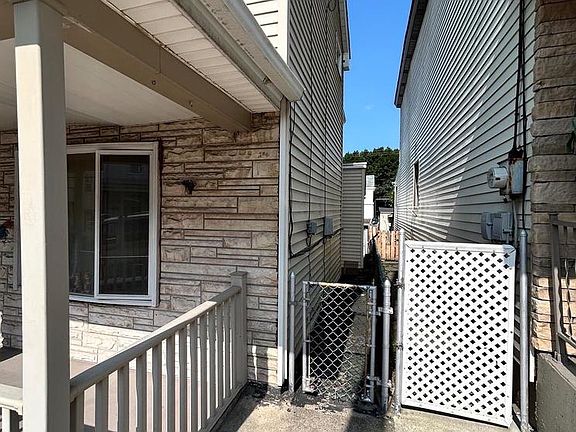 3rd image of 117 Hunter St