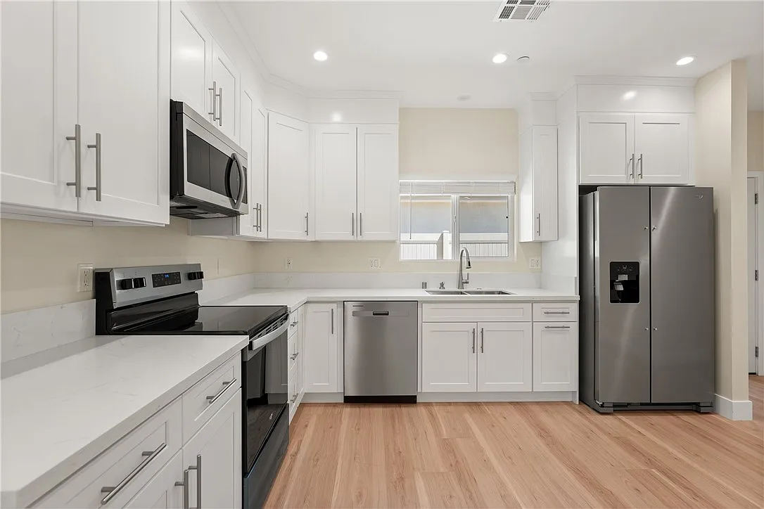 2 bed, 810 sqft, $3,100 — Photo 3