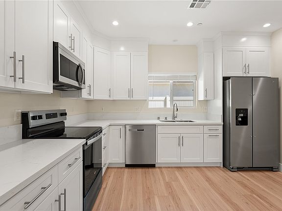 3rd image of 14924 Kittridge St