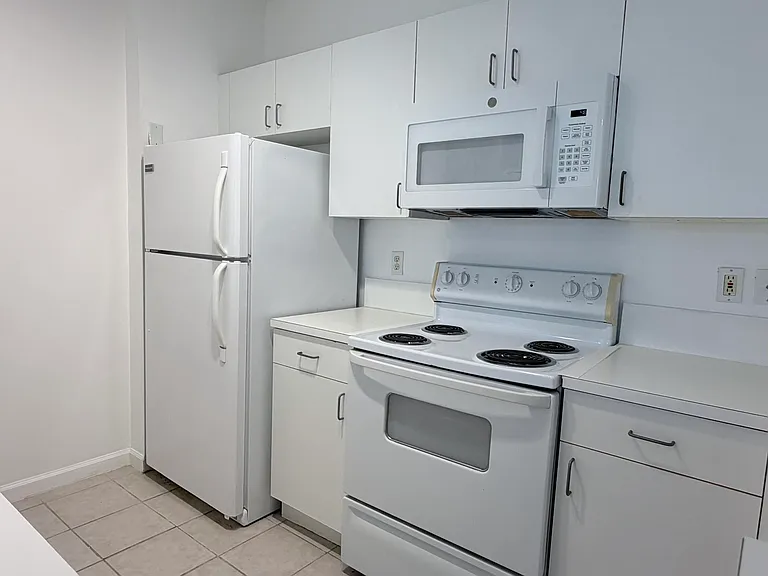 630 Sapodilla Ave #323 — Photo 4