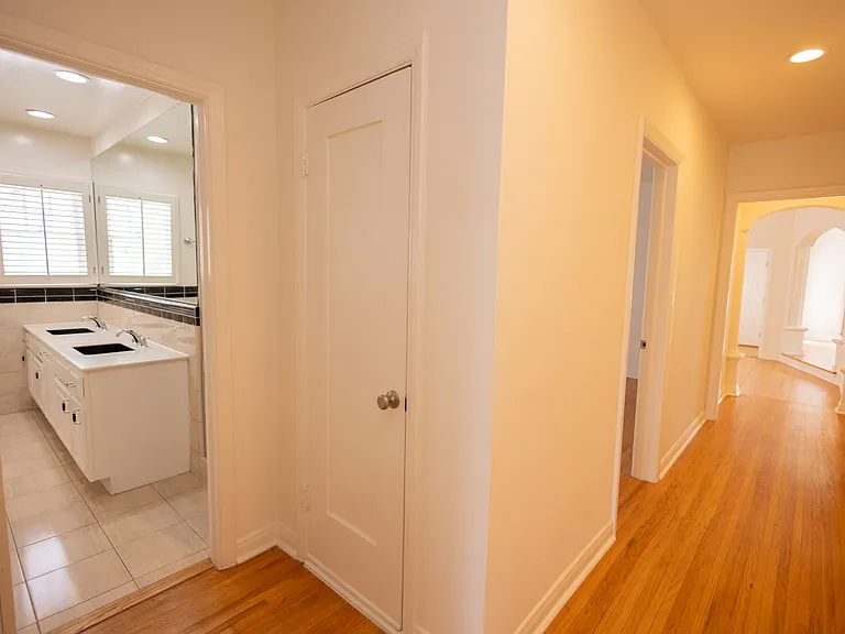446 S La Peer Dr — Photo 25