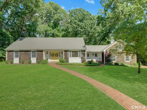 6 Stoneleigh Square, Fairfield, CT 06825