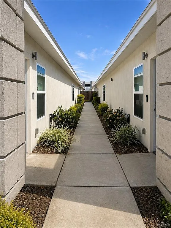 3101 W Sandlewood St — Photo 2
