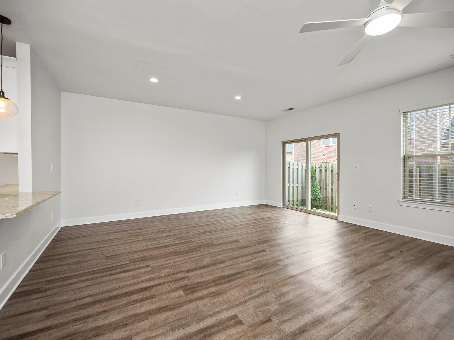 2 bed, 2.5 bath, 1600 sqft, $2,100 — Photo 4