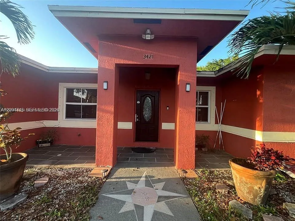 Breezyway Manor — Photo 3