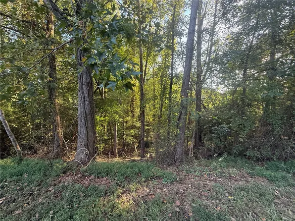 121 Harbor Ln, Townville, SC 29689