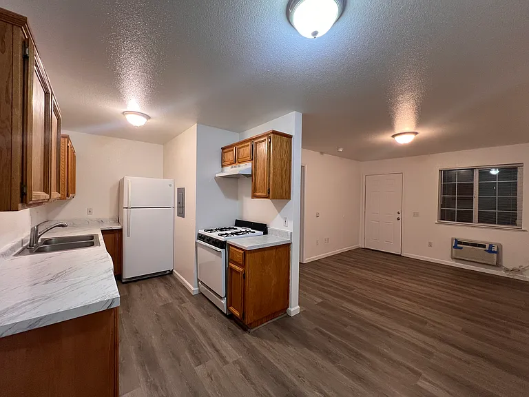 Cedar Apartments — Photo 4