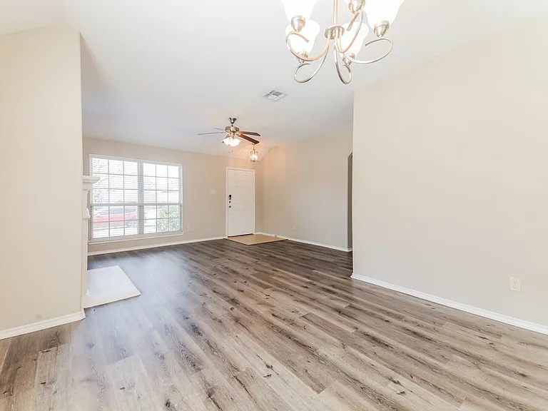1429 Hawk Valley Dr — Photo 6