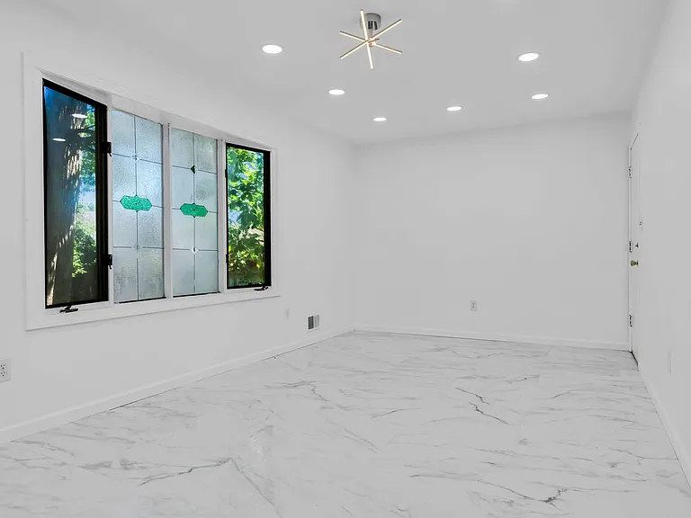 2556 Woodland Rd — Photo 13