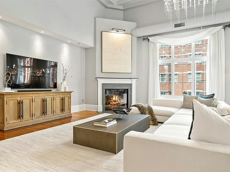 313 1st St #PENTHOUSE — Photo 2