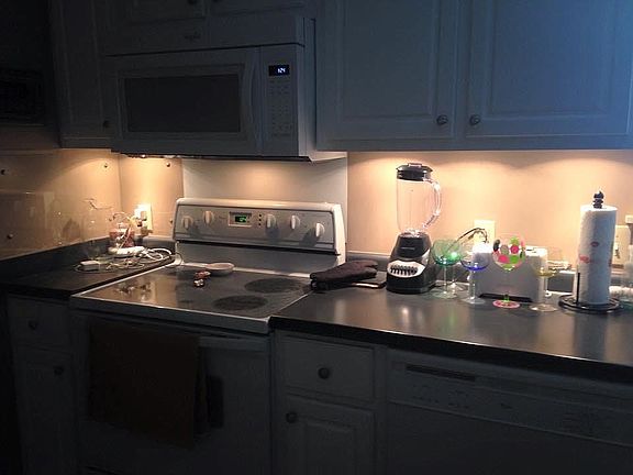 Under cabinet lighting 