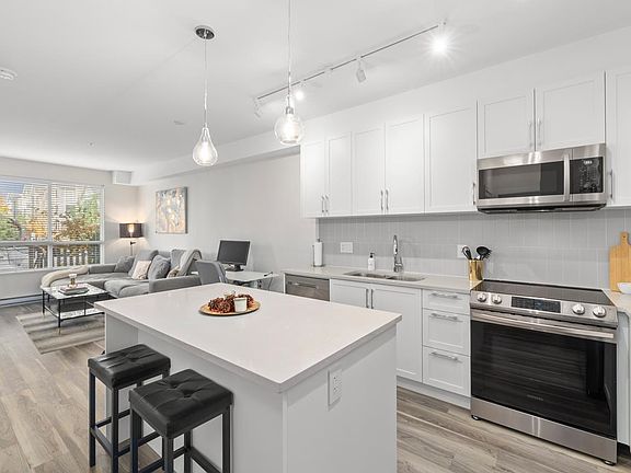 4th image of 111-20356 72b Ave #111