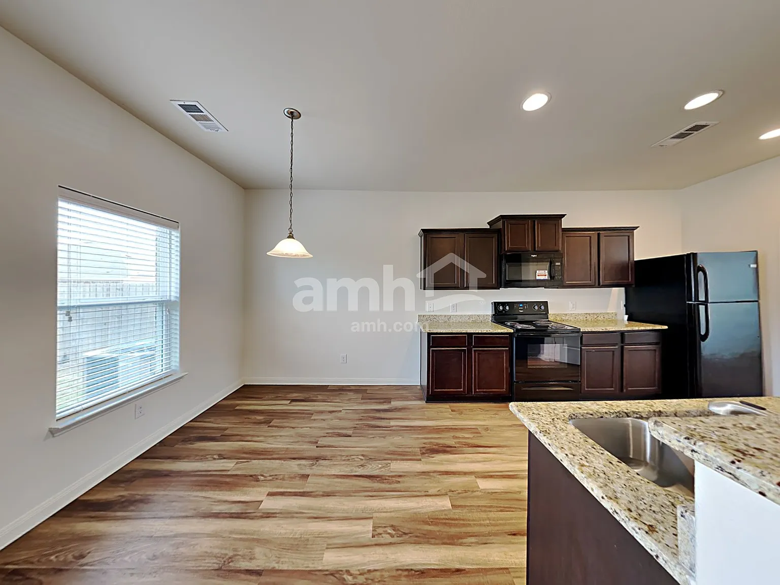 4 bed, 2.5 bath, 2312 sqft, $2,465 — Photo 4