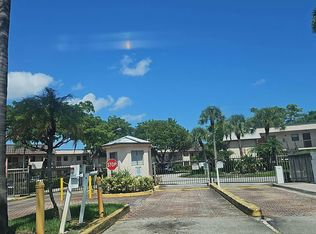 1047 NE 208th St, Miami, FL 33179