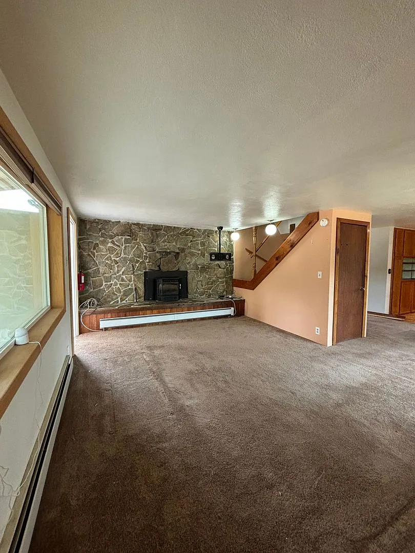 4 bedroom home / Large shop / Washer / dryer in unit — Photo 3