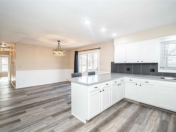 4th image of 30520 Laurel Dr