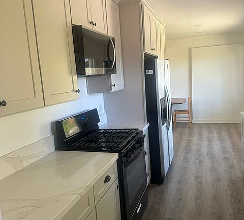 2nd image of 480 Paradise View Dr