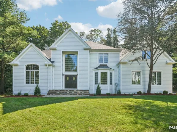 11 Carrington Ct, Woodcliff Lake, NJ 07677
