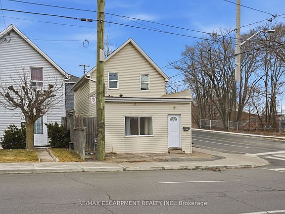 4th image of 237 Queen St N