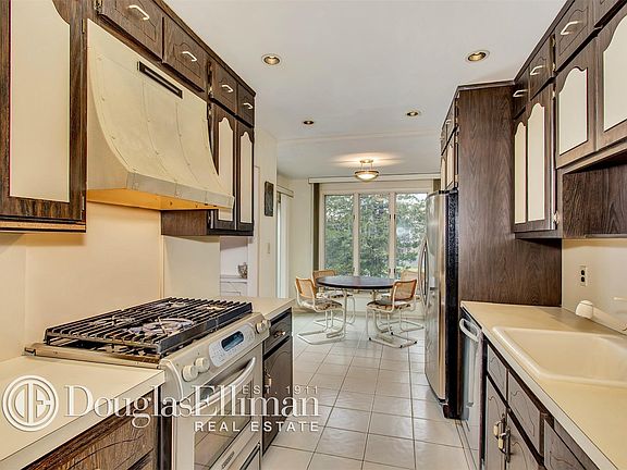 4th image of 7 Lansing Ln