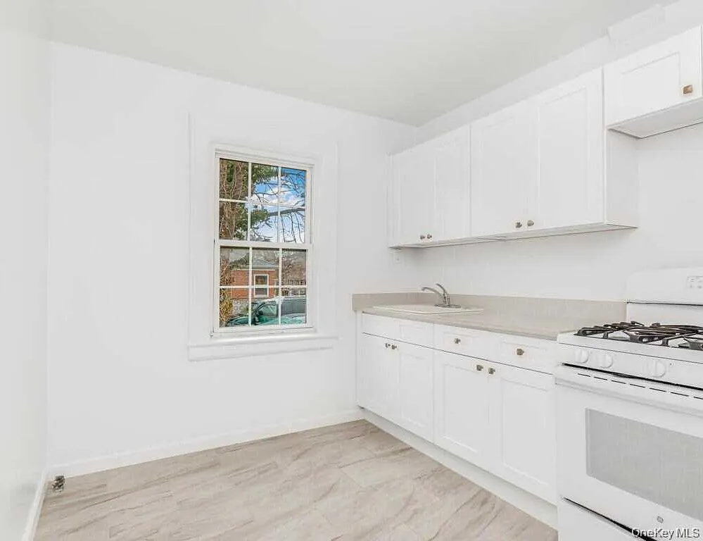 3302 Bronxwood Ave — Photo 1