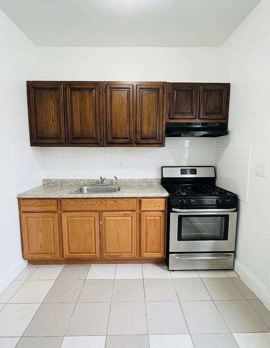 3 bed, 1.0 bath, 2488 sqft, $3,200 — Photo 3