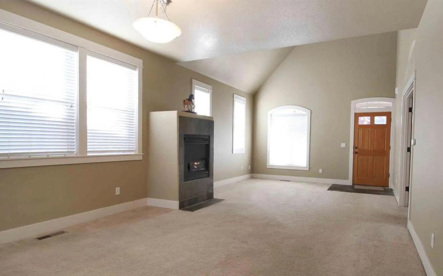 4 bed, 1736 sqft, $2,495 — Photo 3