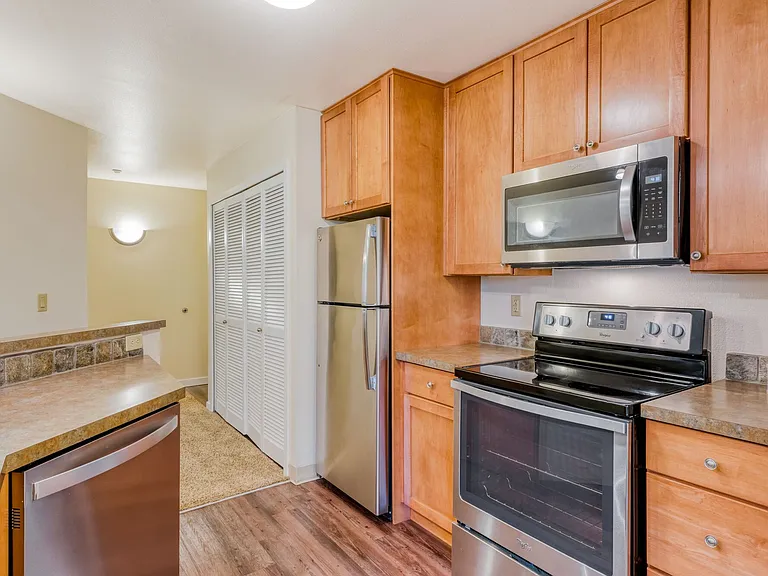 Sunset Summit Apartments — Photo 38