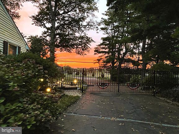 2nd image of 1901 Oxford Valley Rd