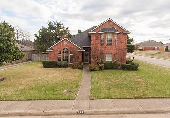 4th image of 800 Woodridge Dr