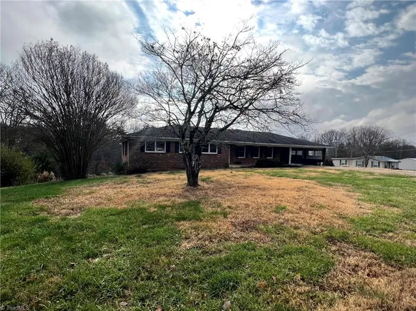 3939 Pine Hall Rd, Walnut Cove, NC 27052