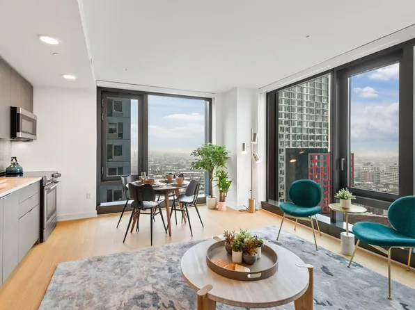 18 Sixth Avenue image 1 of 27