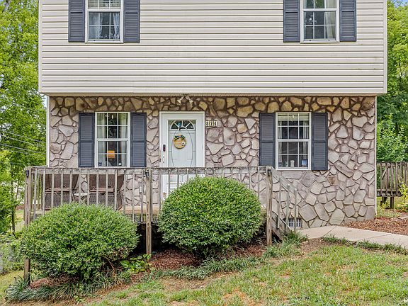 3rd image of 874 Aubrey Ave