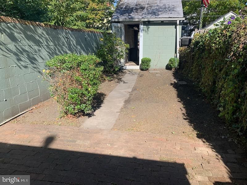 2nd image of 29 Courtland St