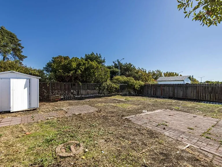 1024 Tyler St — Photo 24