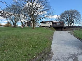 560 Maxine Dr, Beaver Falls, PA